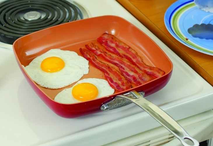 Making omelette using red copper pan